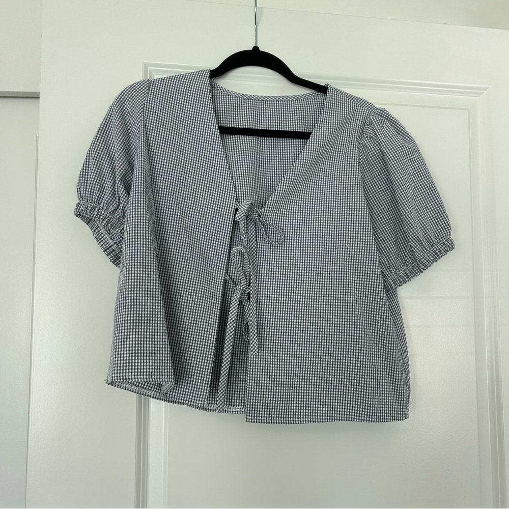 Gingham self tie puff sleeve cutie top 
Size small